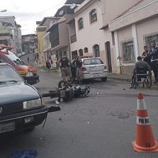 Motoqueiro se envolve em acidente ao tentar fugir da PM