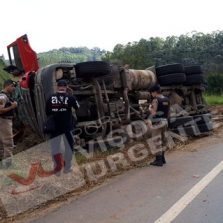 Carreta tomba na rodovia Viçosa/Teixeiras
