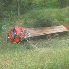 Caminhoneiro de Visconde do Rio Branco morre após capotamento na zona rural de Viçosa