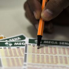 Mega-Sena acumula e pagará R$ 4,5 milhões; confira as dezenas