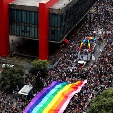 Conscientização política marca 22ª edição da Parada LGBT em São Paulo