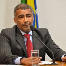 Justiça apreende carros e lancha do senador e ex-jogador Romário