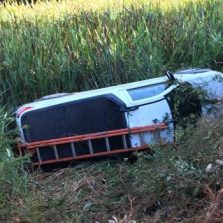 Bandidos capotam carro roubado na zona rural de Paula Cândido