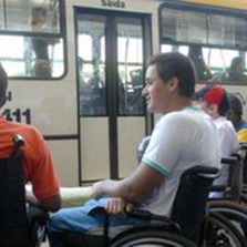Decreto proíbe cobrança extra de cadeira de roda em viagem rodoviária pelo país