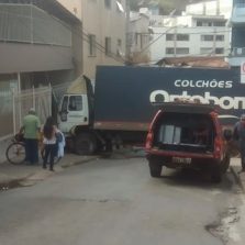 Caminhão bate em residência em Ponte Nova