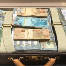 Receita e PF apreendem dólares com delegação da Guiné Equatorial