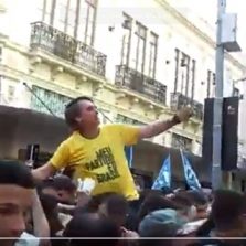Bolsonaro é esfaqueado durante campanha em Juiz de Fora