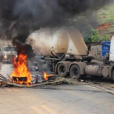 Moradores interditam rodovia em protesto no Bom Jardim em Teixeiras