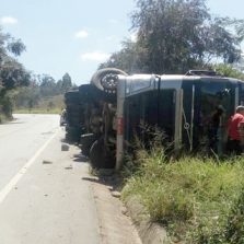 Carreta com bobina de papel tomba no Bom Jardim em Teixeiras