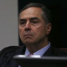 Ministro do TSE proíbe PT de apresentar Lula como candidato