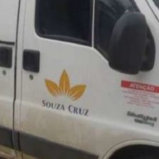 Policial aposentado e ajudante viram reféns durante roubo de cigarros em Ubá.