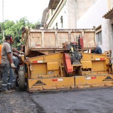 Parceria entre Prefeitura e moradores pavimenta ruas