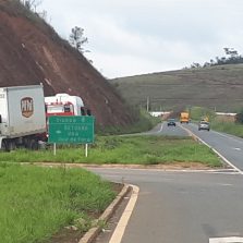 Caminhão tomba no trevo da reciclagem