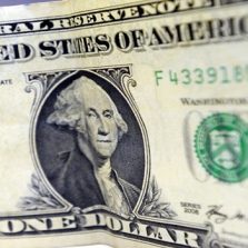 Dólar sobe 0,72% e fecha pregão em R$ 3,79