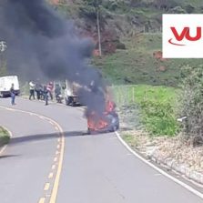 Veículo pega fogo na estrada de Araponga