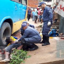 Pedestre embriagado cai e morre atingido por ônibus no Nova Era