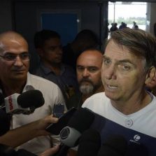 Petrobras pode ser privatizada em parte, diz Bolsonaro