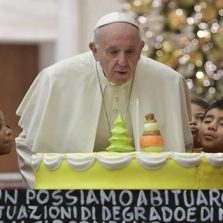 Papa Francisco faz 82 anos e ganha festa de aniversário de crianças