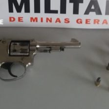 Araponga, Suspeito é preso após agredir e ameaçar companheira com arma