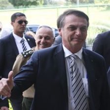 Decreto que flexibiliza posse de arma sai este mês, diz Bolsonaro