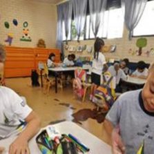 Pais se organizam para gastar menos com material escolar