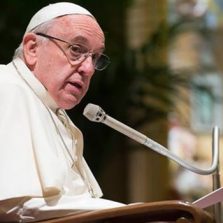 Papa anuncia medidas para combater abusos contra crianças