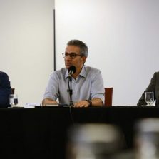 Governador se reúne com deputados  e anuncia que vai revogar decreto para atender prefeitos