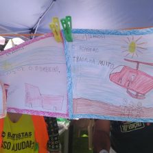 Crianças desenham em homenagem ao trabalho dos bombeiros em Brumadinho