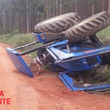 Trator tomba na zona rural de Teixeiras