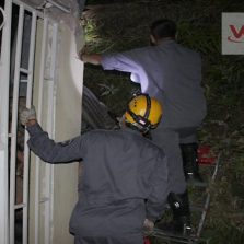 Veículo capota e atinge residência no Silvestre