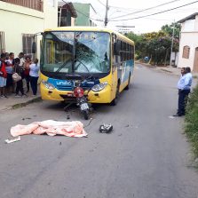 Motoqueiro morre ao bater em coletivo no Santa Clara