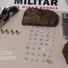 Rua São José, PM localiza arma e drogas em casa abandonada