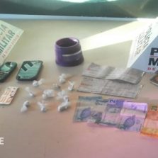 Homem é preso por tráfico de drogas na Milton Bandeira