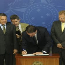 Bolsonaro extingue horário de verão