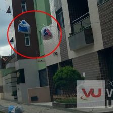 Desocupado, amarra lixo em fios de internet no bairro Ramos