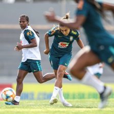 Seleção feminina treina completa para a Copa do Mundo na França