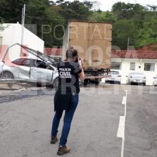 Coimbra: Condutora perde controle e atinge poste e caminhão