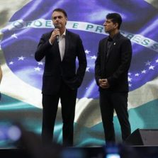 Povo está indo às ruas em defesa do futuro da nação, diz Bolsonaro