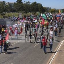 Manifestantes vão às ruas por mais verbas para universidades