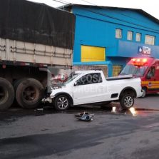 BARBACENA: JOVEM DORME AO VOLANTE E BATE EM CARRETA ESTACIONADA