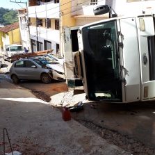 Fátima: Caminhão do Saae tomba e atinge dois veiculos