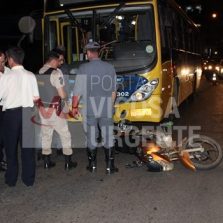 Motoqueiro fica ferido após bater em coletivo na Castelo Branco