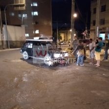 Colisão envolve carro e moto na rotatória da avenida Joquim Lopes de Faria