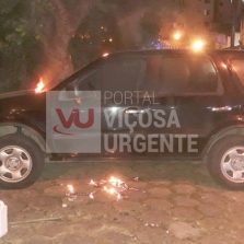 Incêndio criminoso destrói automóvel no Centro de Viçosa