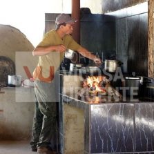 Preço do gás e desemprego elevam uso da lenha para cozinhar no Brasil