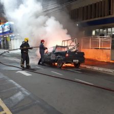 Picape pega fogo no Centro