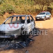 Carro furtado em Porto Firme é queimado em Viçosa