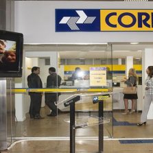 Funcionários dos Correios suspendem greve