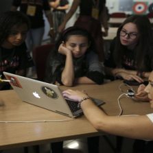 Parceria com Suécia estimula participação de meninas na área de exatas