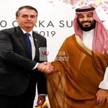 Bolsonaro assina acordos e diz que “Brasil tem mar de oportunidades”